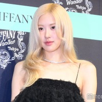 BLACKPINKロゼ、ベアトップミニドレスで美脚＆美デコルテ披露「オーラ別格」「美の化身」と反響 画像