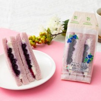 セブン、紫色のパンで挟む「ブルーベリーサンド」新登場 濃厚クリームチーズ×果実たっぷり 画像