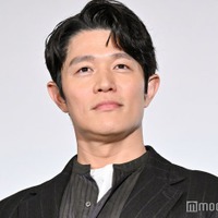 「リブート」鈴木亮平、肉体美際立つ上裸姿に視線集中「彫刻みたい」「腹筋バキバキでかっこいい」の声 画像