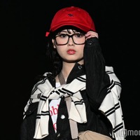 「今日好き」おひなさま（長浜広奈）赤キャップ×大きめメガネで登場 ミニスカセットアップ姿に視線集中【TGCあいち・なごや2026】 画像