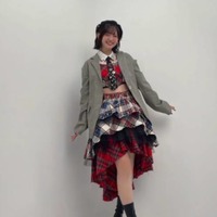 鈴木愛理、ほっそりウエスト披露のチェック衣装SHOTに反響「アイドルだね」「いつまでも可愛い」 画像