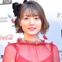 花澤香菜、ミニ丈＆黒タイツで美脚際立つ「スタイル良すぎ」「服装めちゃくちゃ可愛い」と反響 画像