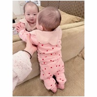 辻希美「鏡がお好き」自分を見つめる次女のキュートSHOTを公開 画像