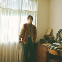 “見る美容液”Hey! Say! JUMP山田涼介「ハマっている」最近の美容事情とは 温かみのある光の中で佇む姿 画像