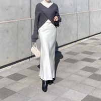 ユニクロの白タートルが名脇役。サテンスカートを冬から楽しむ大人のクリーンな着こなしテク【40代の毎日コーデ】 画像