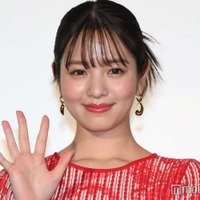 横田真悠、ミニスカで圧巻美脚見せ「ラヴィット！」衣装ショットに熱視線 画像