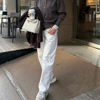 チャコール×ホワイトコーデ。ユニクロメンズデニムを品よく着こなす大人の休日スタイル【40代の毎日コーデ】 画像