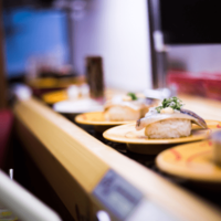 回転寿司で…祖母がメロンソーダをこぼし大慌て→3歳娘の“まさかの一言”に「心優しい子」 画像