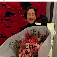 中村江里子アナ、25年愛用のワンショルブラウス＆ショーパン全身コーデ披露「大人の魅力」「脚の長さに驚愕」と絶賛の声 画像