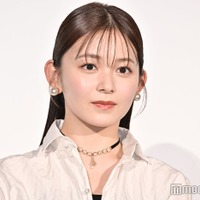 久間田琳加、腰まで入った大胆スリットから美脚見せ「セクシー」「身体の半分以上が脚」 画像