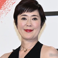 寺島しのぶ「何年前だ？」ひな祭りの幼少期ショット公開「立派な雛人形」「笑顔が今と同じ」の声 画像