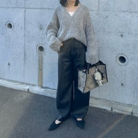 ざっくり編みのVネックニットでこなれ感を。グレー×黒で作るオトナのモノトーン【40代の毎日コーデ】 画像