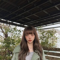 広島カープ小園海斗選手の妻・渡辺リサ、ミニスカサッカーユニフォーム姿公開「可愛すぎて優勝」「スタイル良すぎる」と反響 画像