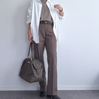 GUのドルマンスリーブシャツで魅せる白シャツコーデ。体型もカバーする洗練された大人の着こなし【40代の毎日コーデ】 画像