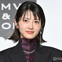 元乃木坂46若月佑美、ヒョウ柄ミニスカコーデにファン熱狂「破壊力すごい」「照れた表情が最高」 画像