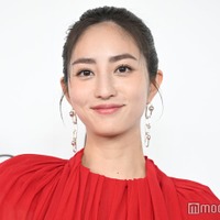 堀田茜、真っ赤なミニ丈ドレスで圧巻の脚線美披露 “基礎力”を大事だと感じる瞬間語る「海外ロケとかも年々…」【ULTIMUNE with LISA POP UP EVENT】 画像