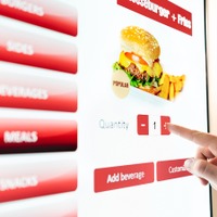 タッチパネルが難関すぎる！「63歳新人」がファストフード店で直面した、リアルで切実な“壁”とは？ 画像