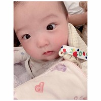 辻希美、次女は撮影現場でも人気者！キュートなカメラ目線SHOT公開「目ぱっちり」 画像