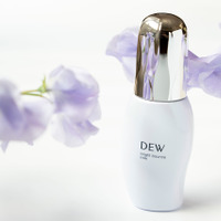 しょんぼり肌が、光を反射するツヤ肌に！ レフ板のようなDEWの新しいブライトニング乳液は大人肌の味方 画像