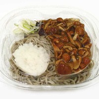 【北海道セブン限定】愛別町産なめこたっぷり！「北海道産そば粉使用 冷しなめこおろしそば」登場 画像