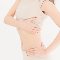 お腹じゃなくて胸だった！ “骨盤マニア”が教える「くびれができる胸ほぐし」がすごい 画像
