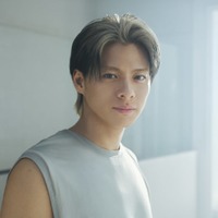 Number_i平野紫耀、自分奮い立たせる朝描いた新CM公開 恒例の水演出も 画像