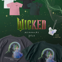 『ウィキッド 永遠の約束』限定アイテム！ アクリルキーホルダー付きTシャツ予約開始「AS KNOW AS plus」 画像