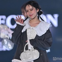 平祐奈、レースソックスから美脚覗く ビックカラートップスがお似合い【TGC2026 S/S】 画像