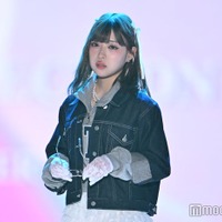 MINAMI、ミニスカ×レースタイツ着こなす リムレスメガネ外す姿に視線集中【TGC2026 S/S】 画像