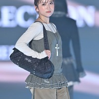 矢吹奈子、フリルトップスに大ぶりネックレスでアクセント「メイクも可愛い」「お団子ヘア似合う」の声【TGC2026 S/S】 画像