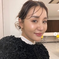 鈴木紗理奈、183cm16歳息子の全身ショットに驚きの声「ママが小さく見える」「スタイル抜群」 画像