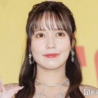 ＝LOVE諸橋沙夏、ニーハイ美脚ショットに熱視線「顔小さくてヘッドホンが大きく見える」「可愛すぎて胸キュン」 画像