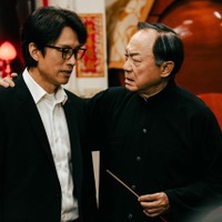 “香港喜劇界の伝説”32年ぶり共演！ダヨ・ウォン×マイケル・ホイ、台詞一つをも大切にする秘話明かす『旅立ちのラストダンス』 画像