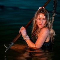 “サメ大好き”デンジャラス船長＆絶対絶命の主人公捉える『デンジャラス・アニマルズ 絶望海域』場面写真 画像