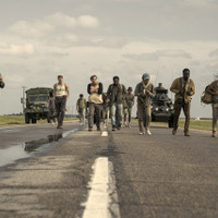 スティーヴン・キング処女作を映像化『ロングウォーク』公開日は6月26日に　極限状態で歩き続ける少年たちの場面写真も 画像