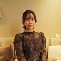 水ダウ「名探偵津田」キスシーン話題の美女、美肌輝くノースリドレス姿公開「プリンセスみたい」「うっとりする美しさ」の声 画像