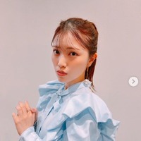 声優・石原夏織、ミニ丈フリルワンピで脚線美披露「シルエット最強」「白コーデの破壊力すごい」と反響 画像