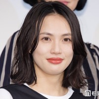 臼田あさ美、美脚際立つ白タイツコーデ披露「着こなせるのすごい」「可愛すぎ」と反響 画像