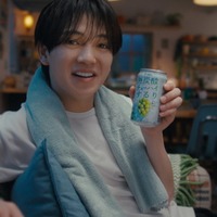 Travis Japan宮近海斗、初の単独CM出演 ほろ酔い笑顔で“彼氏感”たっぷり 画像