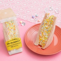セブン、チョコスプレー×なめらかホイップの「よくばりサンド」新登場 カラフルな断面がインパクト大 画像