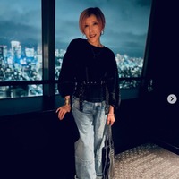 TRF・YU-KI、ミニ丈×ロングブーツで美脚スラリ「スタイル維持がすごい」「ずっと憧れ」の声 画像