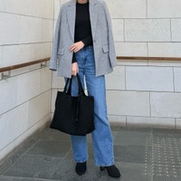 大容量トートバッグをオシャレに持つ。荷物が多い日に参考にしたいハンサムスタイル【40代の毎日コーデ】 画像