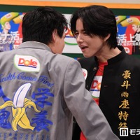 JO1佐藤景瑚＆豆原一成、学ラン姿で睨み合い 学生時代のエピソード明かす「ボタンは全部なかった」 画像