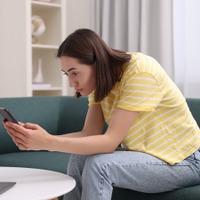 二の腕が太いのはスマホのせい？くびれ消失、背中のハミ肉…ついやりがちな「あの姿勢」が、オバ見え体型を加速させる!? 画像