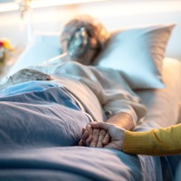 親の延命治療、決められますか？遺された人に「判断の十字架」を負わせないために、今のうちからできること 画像