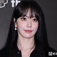 LE SSERAFIMサクラ、美脚際立つミニワンピ×ジャケットコーデ披露「おしゃれすぎる」「犬の散歩してるだけで絵になる」の声 画像