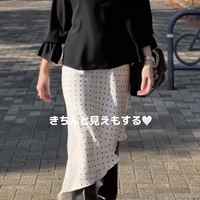 デイリーにもオケージョンにも映える黒のフリルブラウス。大人世代にちょうどいい甘すぎない着こなし【40代の毎日コーデ】 画像