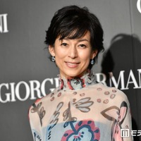 鈴木保奈美、ボディライン際立つノースリドレス姿披露「上品で素敵」「大人の魅力」と反響 画像