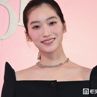 「鬼の花嫁」片岡凜、ミニワンピ×白タイツで美脚スラリ「オーラがすごい」「鮮やかな赤が似合う」と絶賛の声 画像