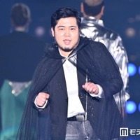 令和ロマン・松井ケムリ、レースマント姿でシークレット登場 終始笑顔でお手振り【関コレ2026S/S】 画像